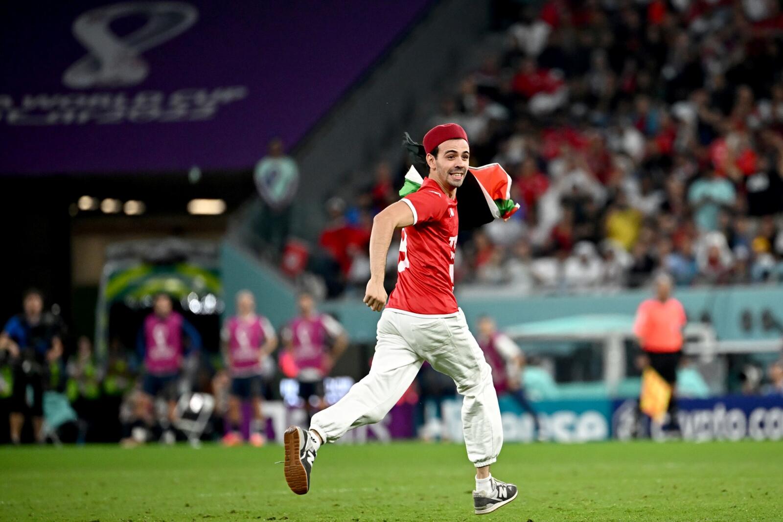 مشجع يرفع علم فلسطين (المصدر: أ ف ب)