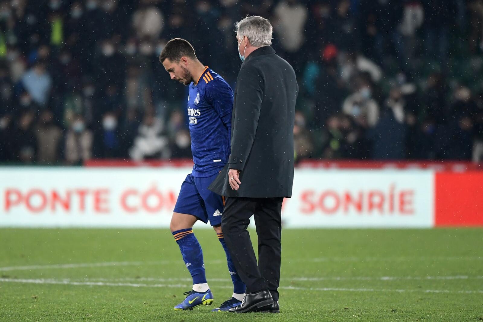 Real Madrid's Belgian forward Eden Hazard (L) and Real Madrid's Italian coach Carlo Ancelotti react at the end of the Copa del Rey (King's Cup) round of 16 first leg football match between Elche CF and Real Madrid CF at the Martinez Valero stadium in Elche on January 20, 2022. (Photo by Jose Jordan / AFP)