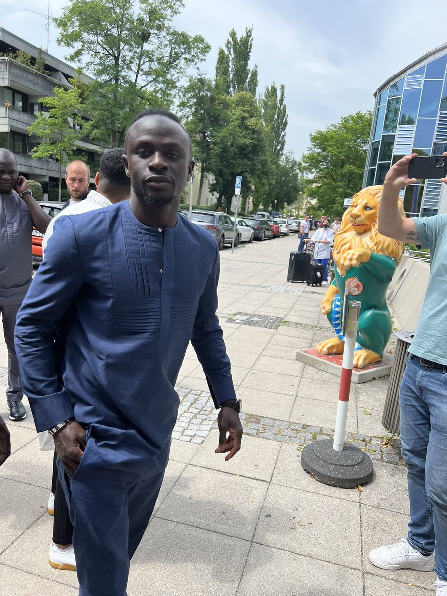Mane arrives in Munich for medical checks (Photo: @kessler_philipp)