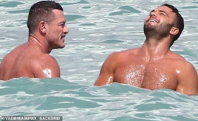 لوك إيفانز برفقة حبيبه الجديد