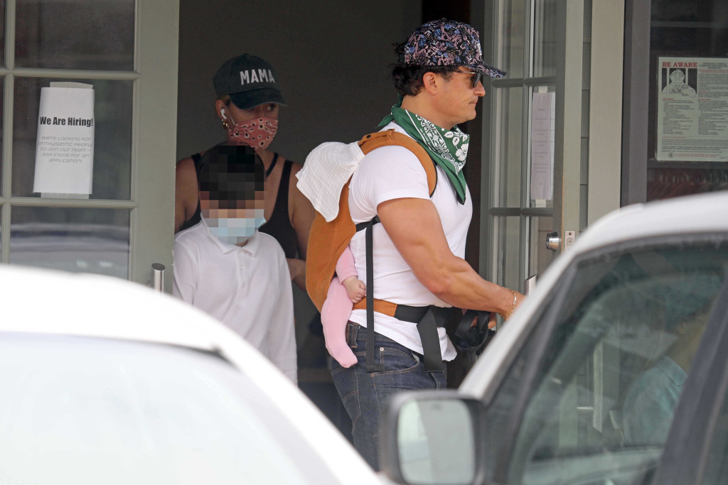 أورلاندو بلوم برفقة طفلته ديزي