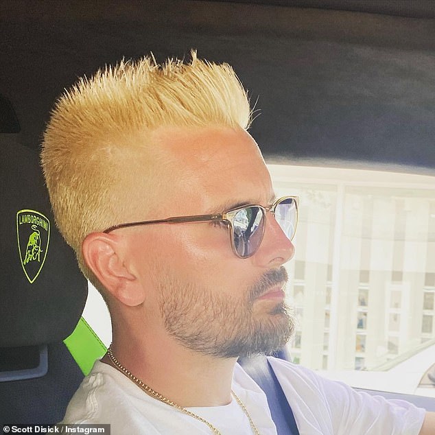 سكوت ديسك بشعر بلاتيني 