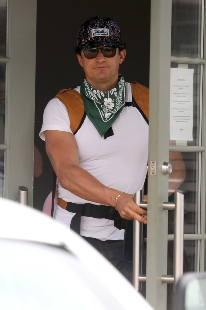 أورلاندو بلوم برفقة طفلته ديزي