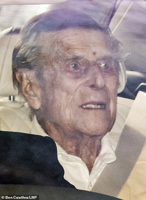 الأمير فيليب يخرج من المشفى