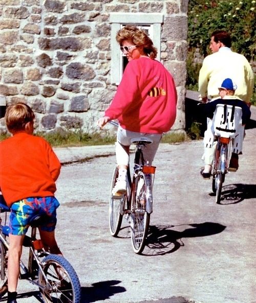 الأمير هاري في جولة على الدراجة في مرحلة الطفولة