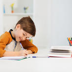 ينبغي حماية ظهر الطفل أثناء أداء الواجبات المدرسية