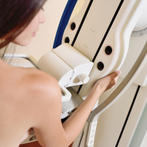 أعراض أورام الثدي الحميدة ظهور أورام وكتل في منطقة الذراع وتحت الإبطين أعراض أورام الثدي الحميدة ظهور أورام وكتل في منطقة الذراع وتحت الإبطين