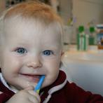 لماذا يجب عليك عدم السماح لطفلك بغسل اسنانه بالفرشاة وحده لماذا يجب عليك عدم السماح لطفلك بغسل اسنانه بالفرشاة وحده