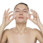 مرري قطعة من الثلج على بشرتك لتقليل الاحمرار سريعًا  مرري قطعة من الثلج على بشرتك لتقليل الاحمرار سريعًا