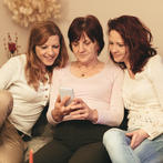 تقترن كلمة الأم على الدوام بالعطاء غير المحدود والحنان والعطف والتضحية