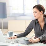 آلام العين بسبب الكمبيوتر تتعدد أسبابها وأهمها شدة الإضاءة 