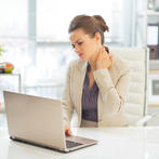 يجب أن نقوم بتحريك الرأس فى كل الاتجاهات كل ساعتين (shutterstock.com) 