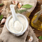 يمكنك إضافة نكهة الفانيليا للمايونيز للتغلب على رائحته النفاذة أثناء الاستعمال (shutterstock.com) 