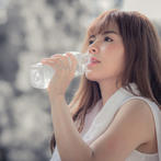 يجب شُرب كميات كبيرة من الماء خلال الدورة الشهرية