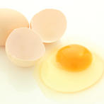 يساعد صفار البيض الشعر على مقاومة التلف والضرر 