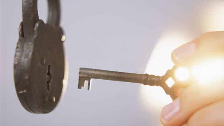 إعطاء المفتاح للآخرين في الحلم