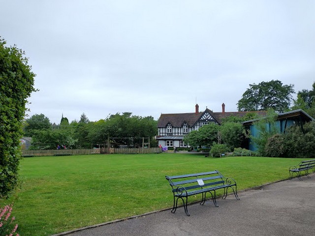 التجول في أرجاء المكان