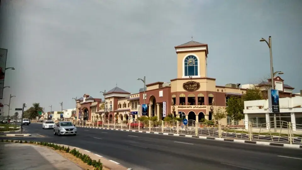 الخدمات الموجودة في القرية مول دبي