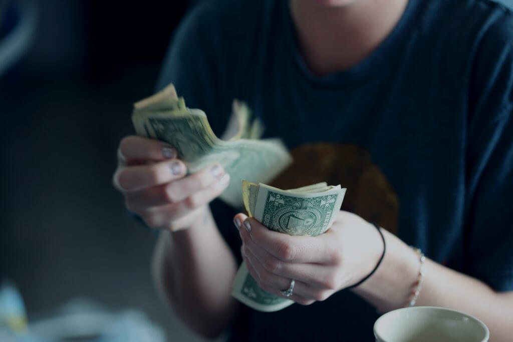 تفسير حلم أبي المتوفي يطلب مني نقود للعزباء