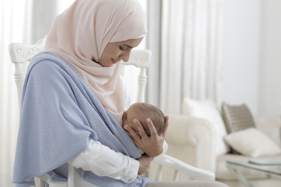 تفسير حلم إرضاع طفل ذكر للمتزوجة من الثدي الأيسر