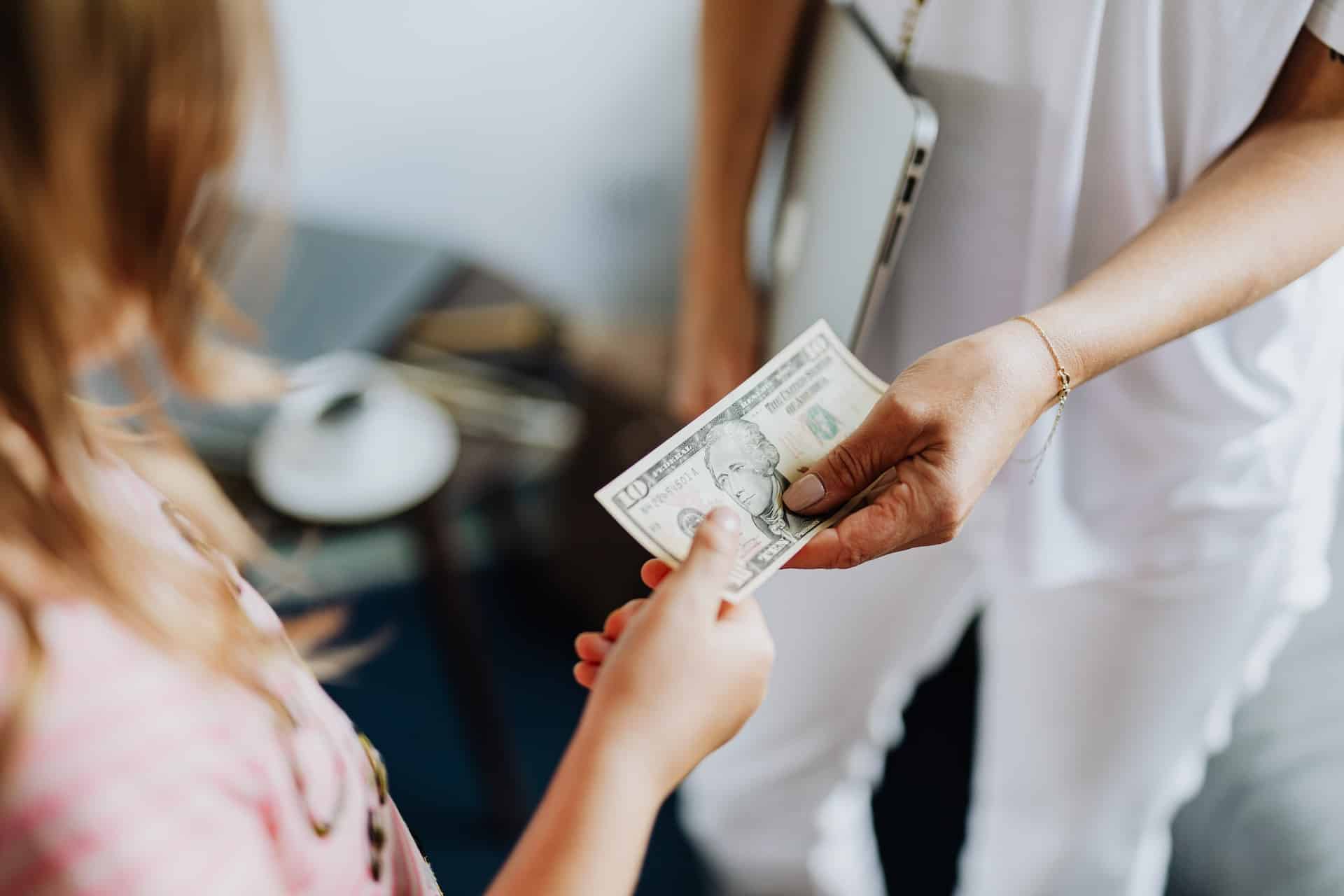 تفسير حلم إعطاء الميت نقود ورقية للمطلقة