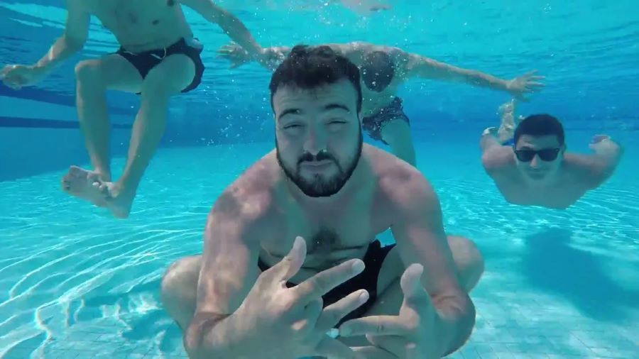 تفسير حلم السباحة في المسبح مع شخص تحبه