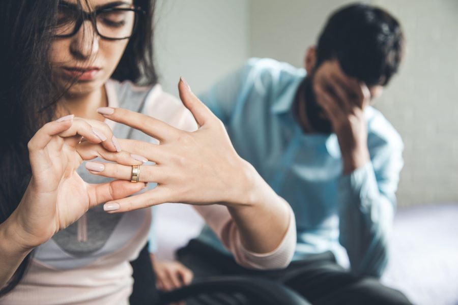 تفسير حلم الطلاق للمتزوجة والبكاء لابن سيرين