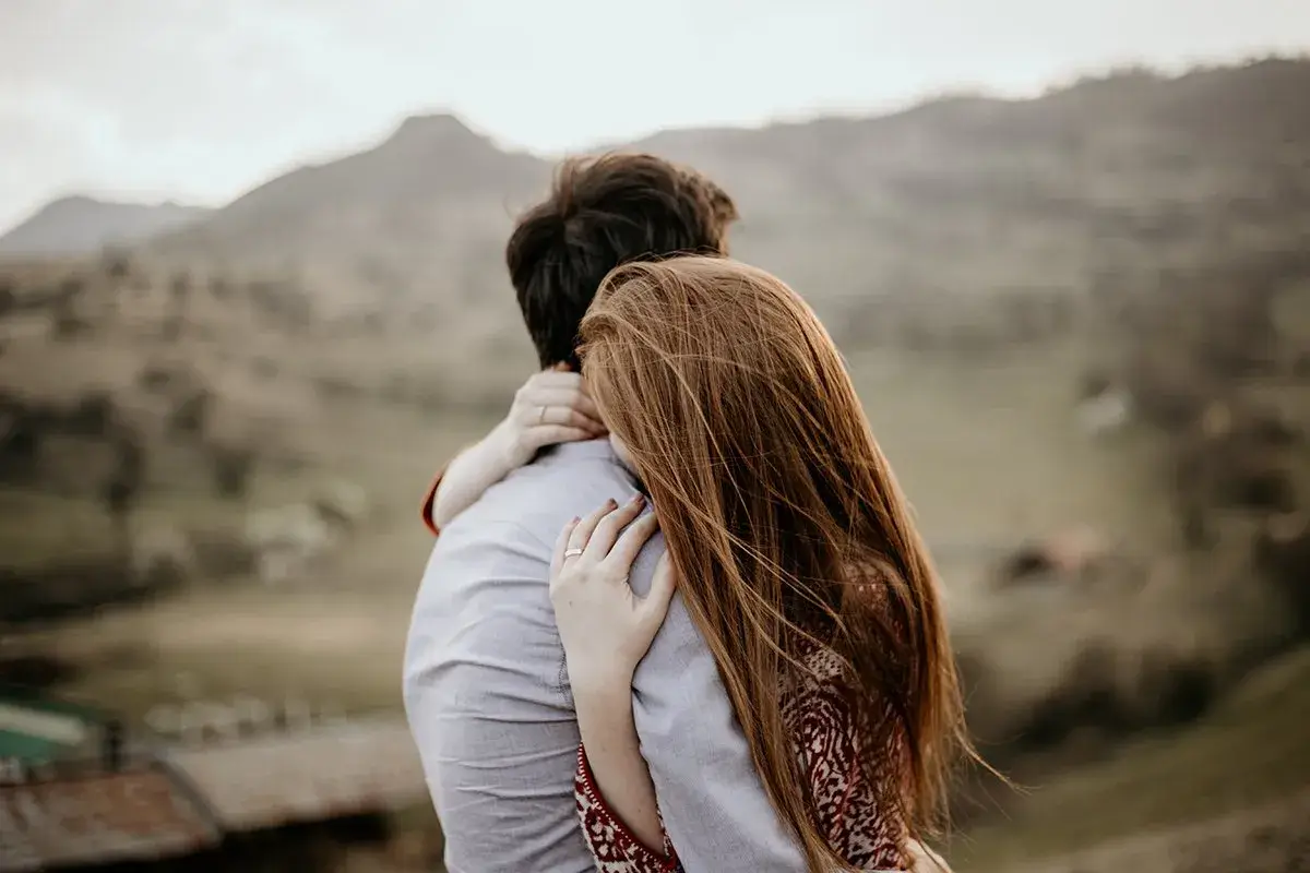 تفسير حلم بكاء الحبيب في حضن حبيبته