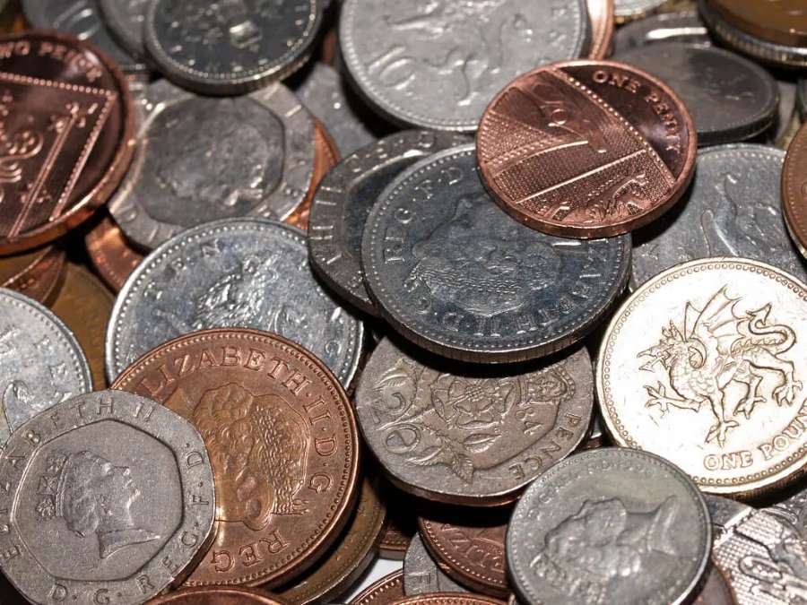 تفسير حلم جمع النقود المعدنية من الأرض في المنام