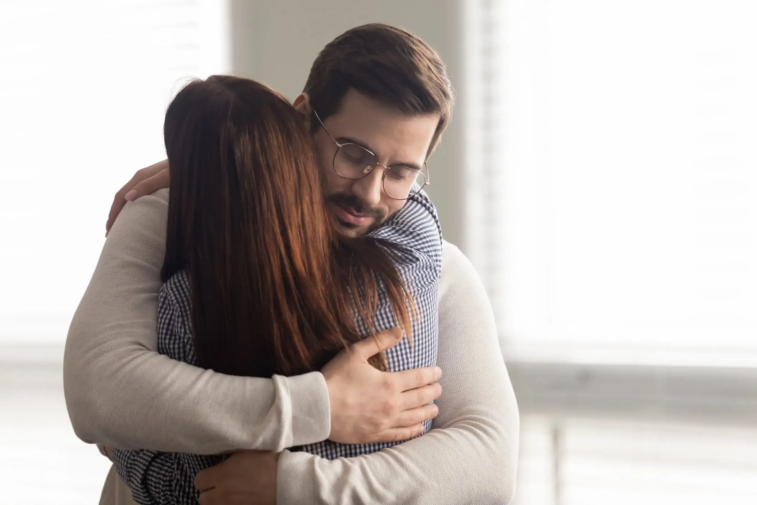 تفسير حلم حضن الميت وتقبيله للرجل المتزوج