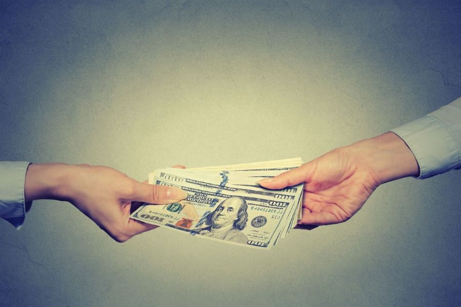 تفسير حلم شخص أعطاني نقود ورقية خضراء للمتزوجة
