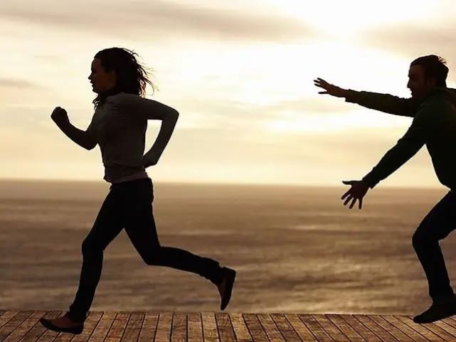 تفسير حلم شخص يلاحقني وأنا أهرب للعزباء