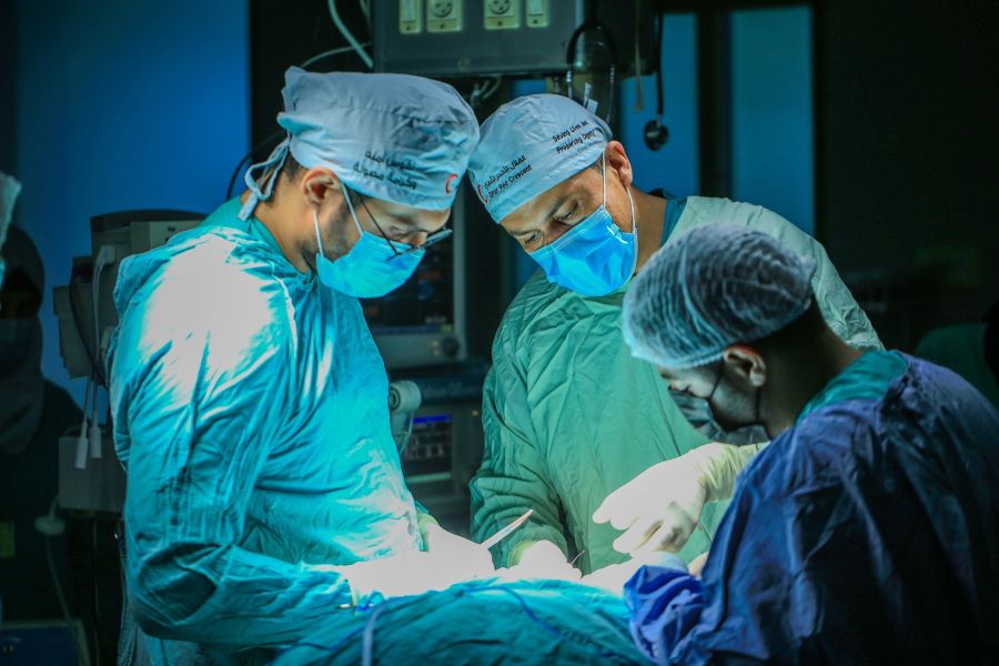 تفسير حلم عملية جراحية لشخص آخر في الظهر