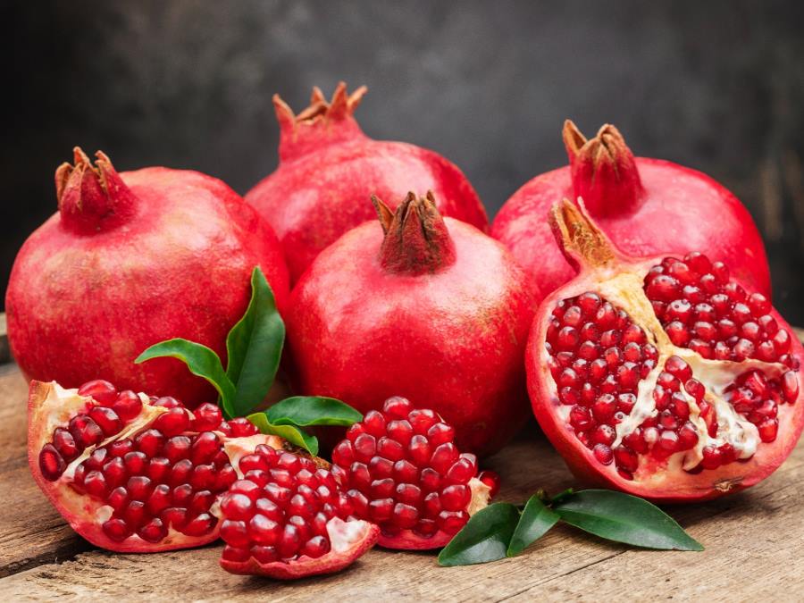 تفسير رؤية أكل الرمان للرجل المتزوج