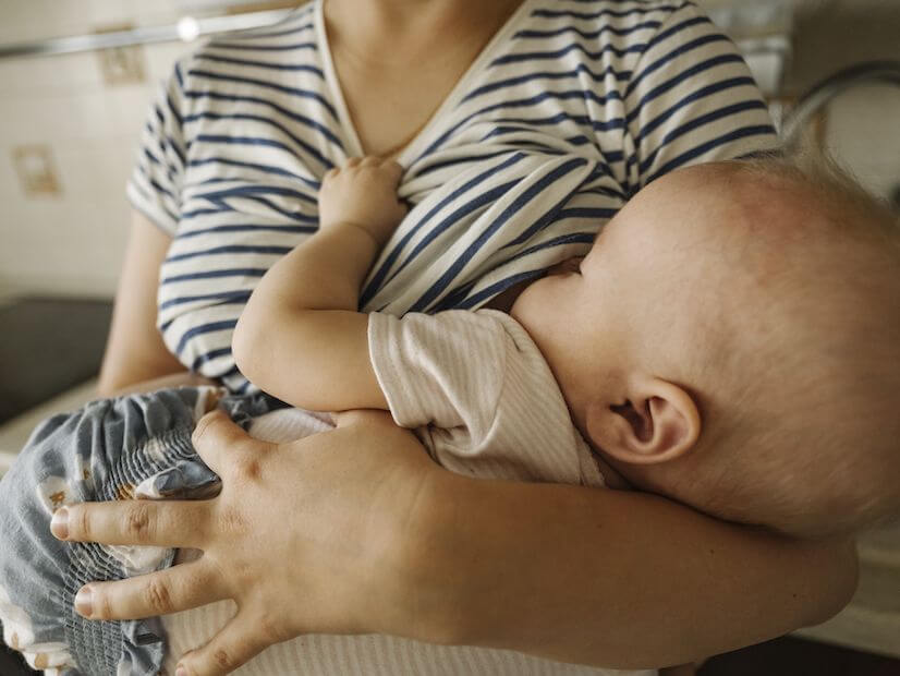 تفسير رؤية إرضاع طفل ذكر للمتزوجة بدون حليب