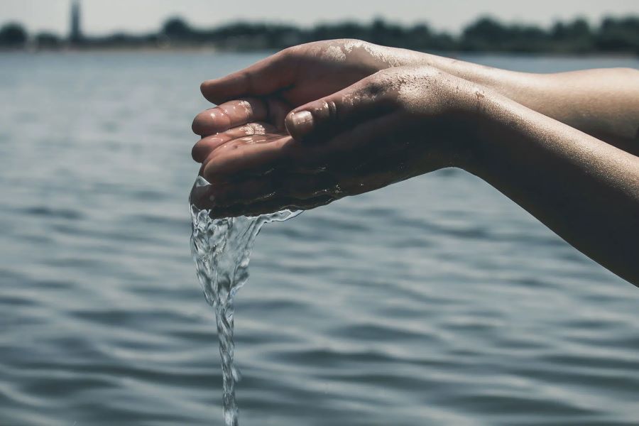 تفسير رؤية الماء الجاري للعزباء لابن سيرين