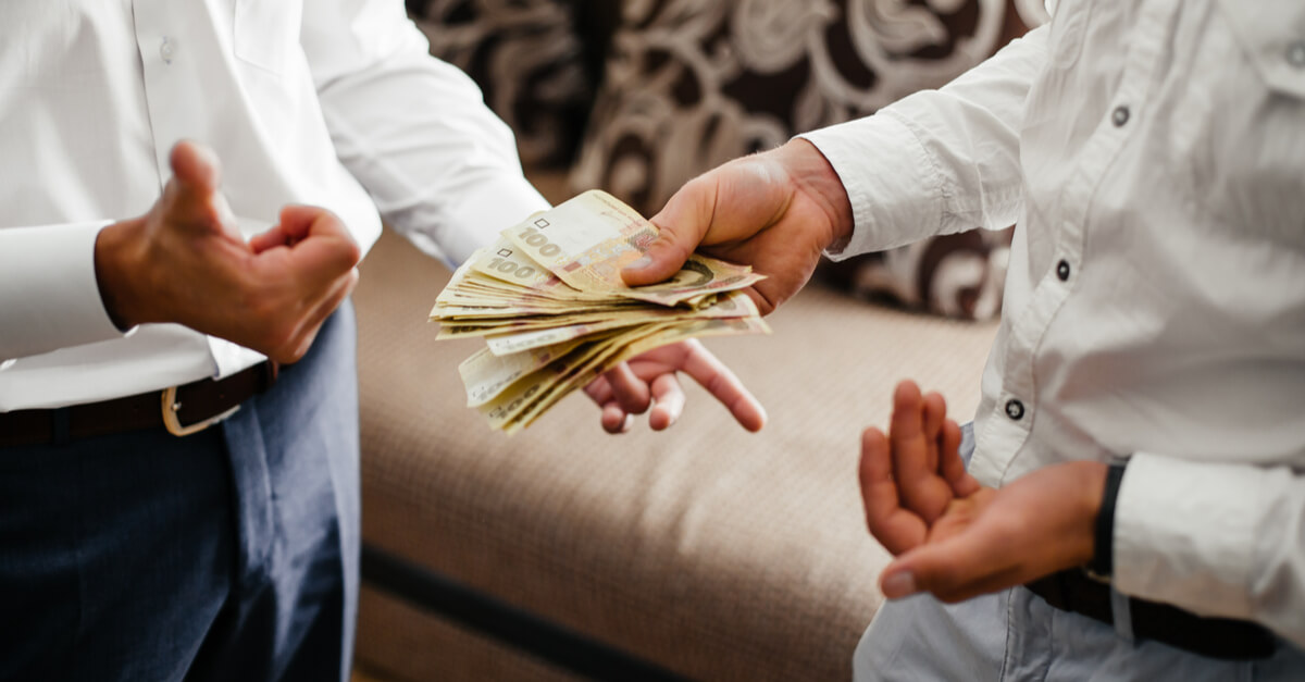 تفسير رؤية الميت يطلب المال من الحي في المنام للمطلقة