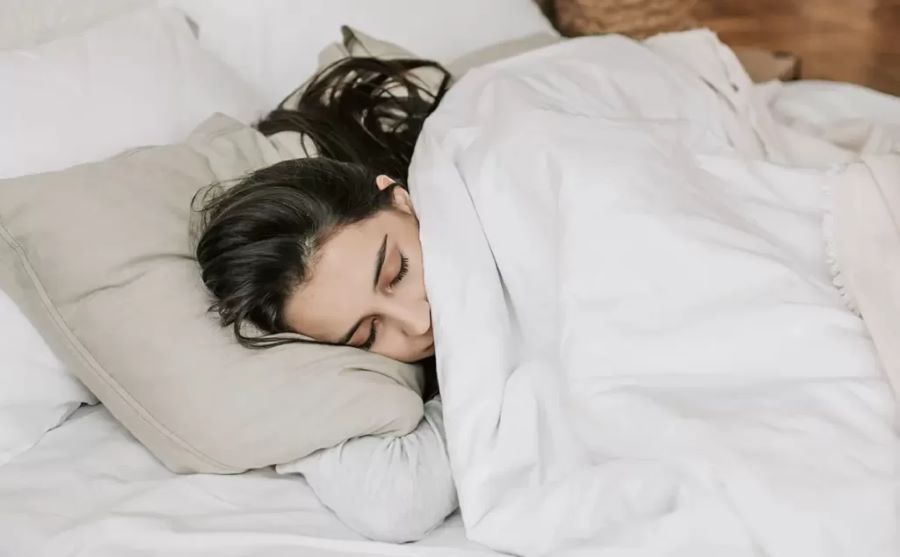 تفسير رؤية شخص يخبرك بشيء في المنام للمتزوجة