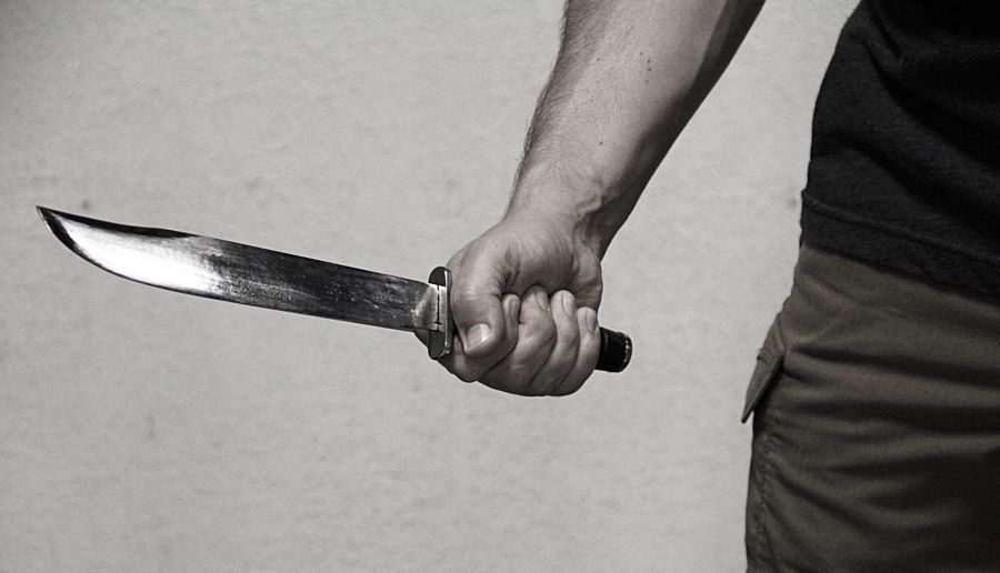 تفسير رؤية شخص يهددني بالسكين في المنام للمتزوجة