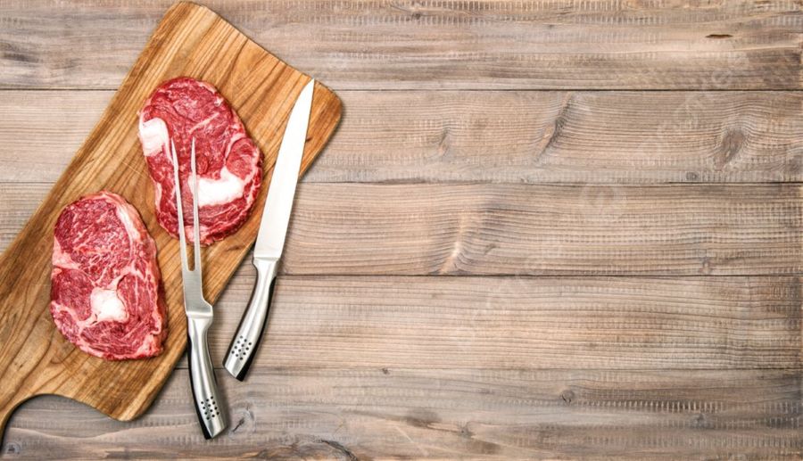 تفسير رؤية قطع اللحم النيء في المنام للعزباء دون أكله