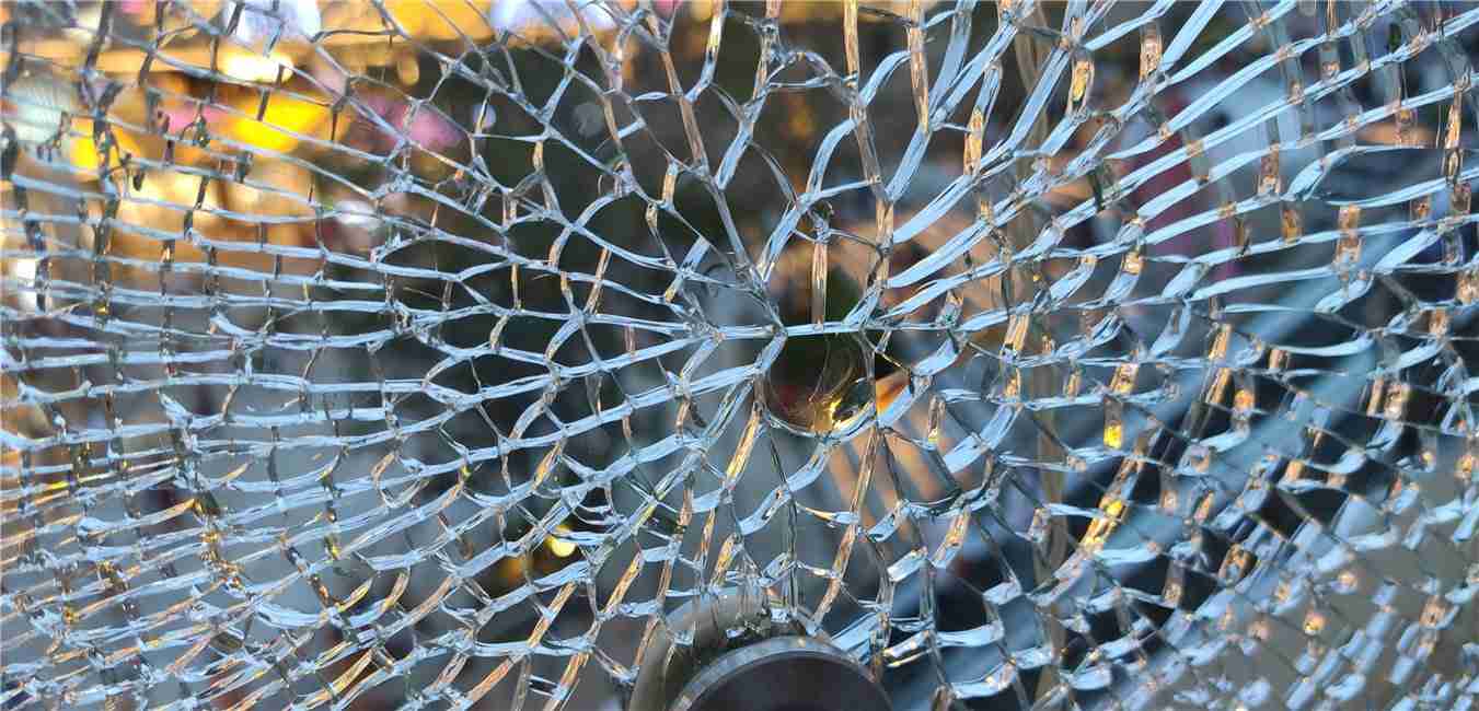 تفسير رؤية كسر الزجاج في المنام للمتزوجة للإمام النابلسي
