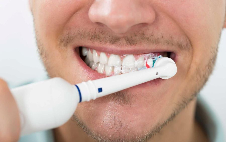 تنظيف الاسنان في المنام للشاب الاعزب