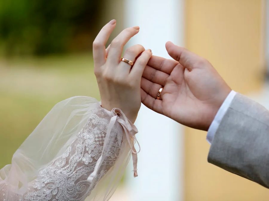 حلم زواج الزوج على زوجته من أختها