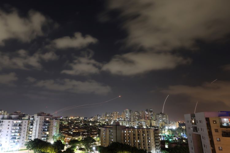 القبة الحديدية تعترض صواريخ اطلقت من غزة اثناء تحليقها فوق مدينة سديروت