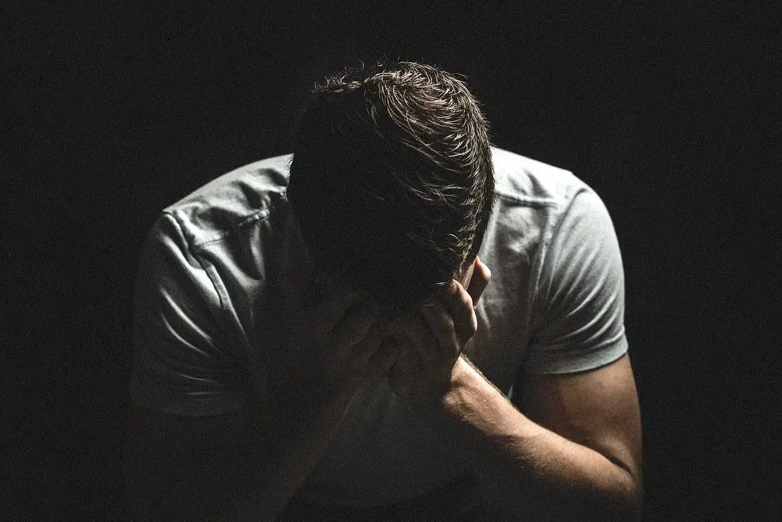 رؤية البكاء الشديد تحت المطر في المنام للرجل
