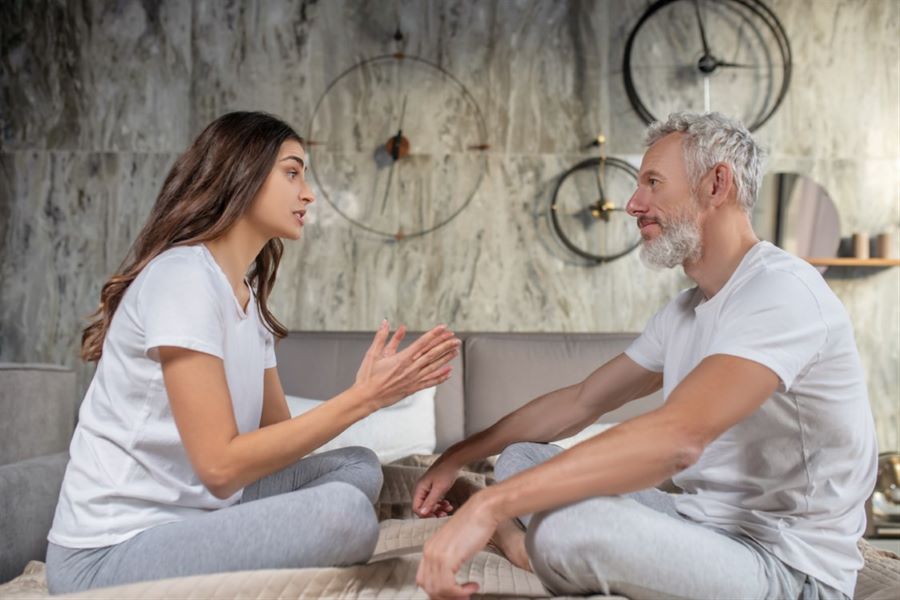 رؤية الميت في المنام يتكلم معك ويعانقك للعزباء