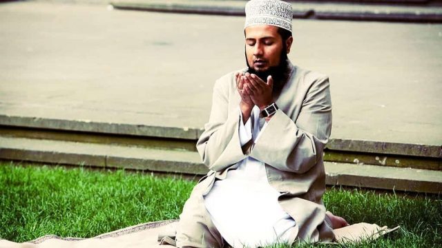 رؤية شيخ معروف في المنام للمطلقة