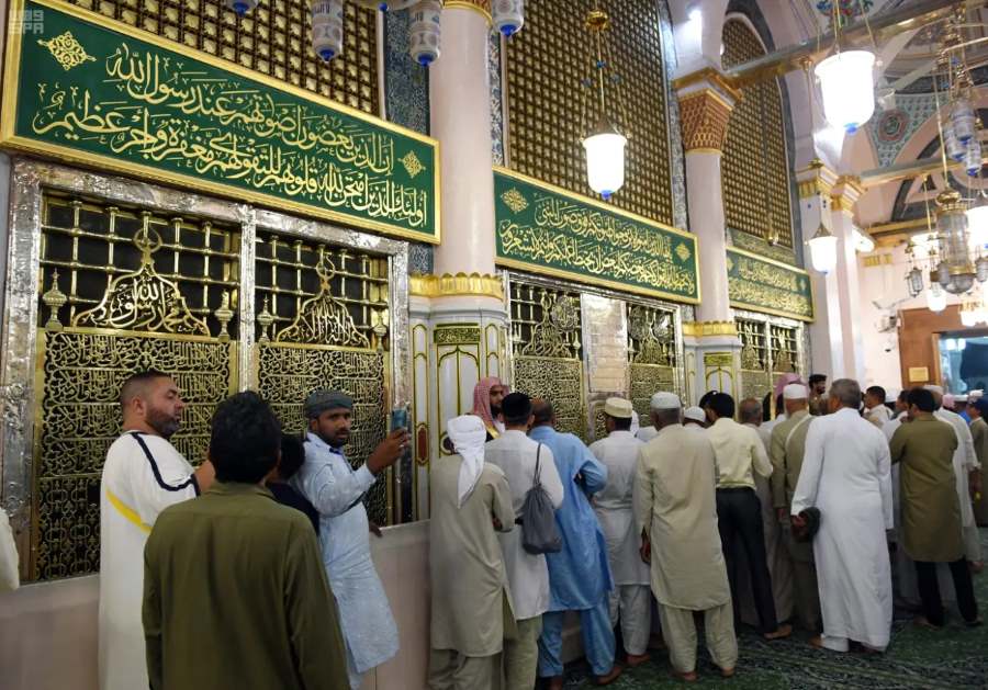 ماذا أقول عند زيارة قبر الرسول وأبو بكر وعمر