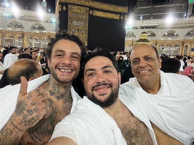 أحمد الفيشاوي يؤدي العمرة