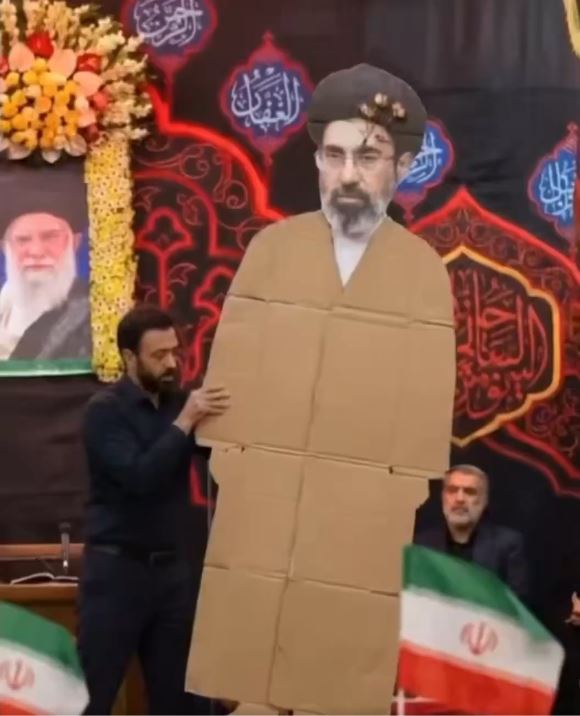 مجتبی خامنئي تم استبداله بقصاصة من الكرتون، مما أدى إلى سخرية